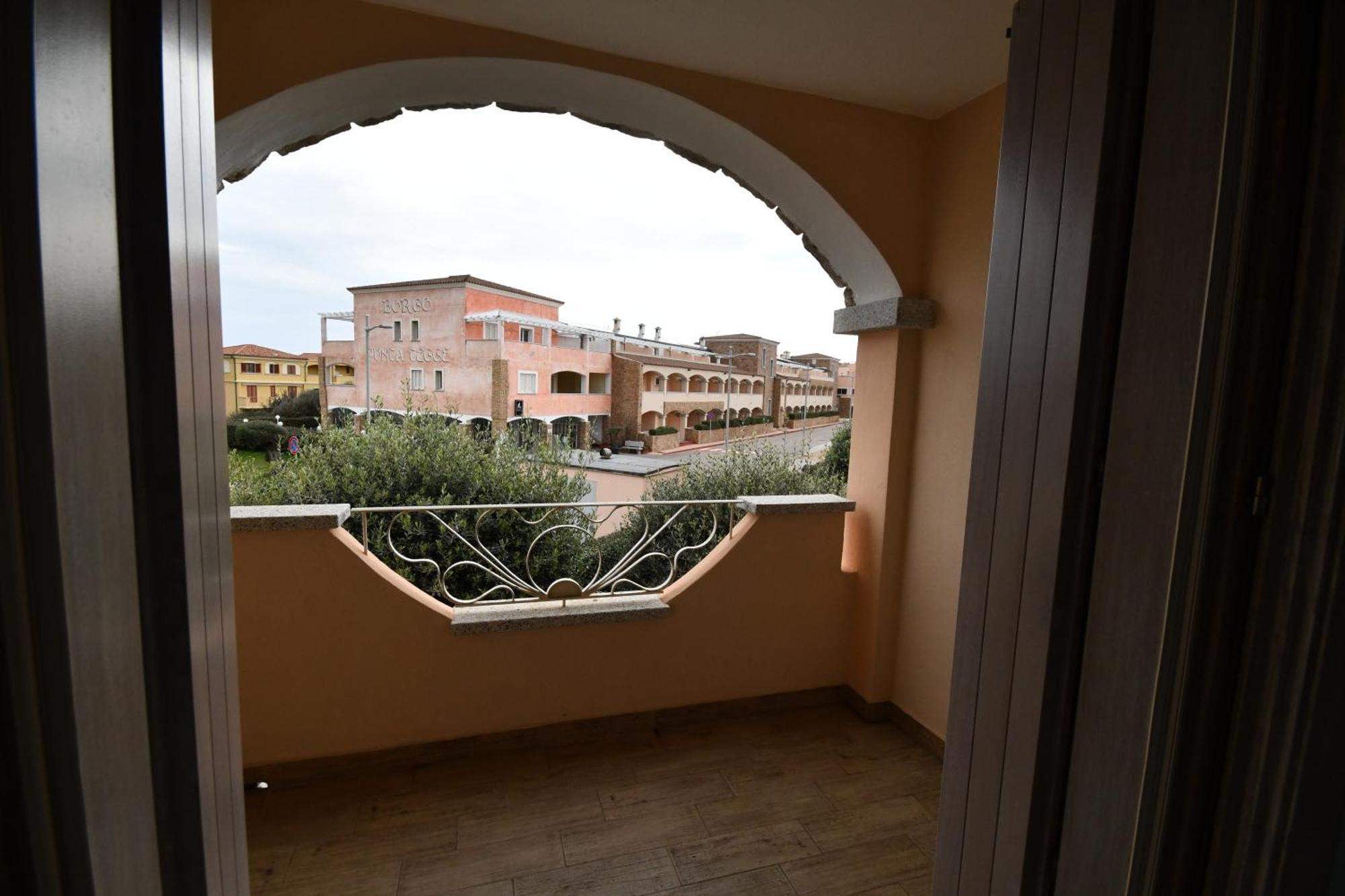 Appartamento Vista Mare Punta Tegge Ла Мадалена Екстериор снимка